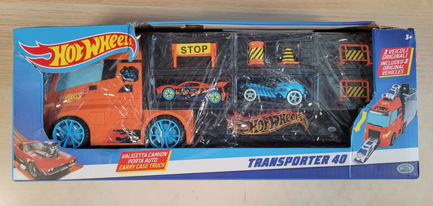 OUTLET Hot Wheels pojemna Ciężarówka Transporter + 2 kolorowe autka samochodziki wyścigowe i akcesoria drogowe WADLIWY 