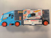 OUTLET Hot Wheels Transporter na 14 aut + 1 auto i znaki drogowe WADLIWY