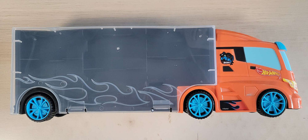 OUTLET Hot Wheels pojemna Ciężarówka Transporter + 2 kolorowe autka samochodziki wyścigowe i akcesoria drogowe WADLIWY 