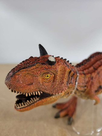 OUTLET Dinozaur Carnotaurus Duża Figurka Ruchome Łapy Jurassic World 30 Cm WADLIWY