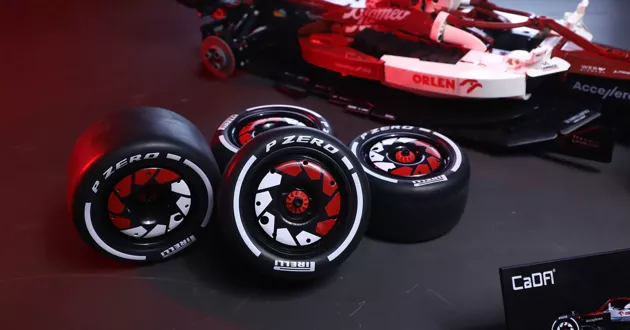 OUTLET Klocki Konstrukcyjne CaDA Alfa Romeo Formuła 1 Team Orlen Samochód wyścigowy czerwony 1868 elementów USZKODZONE OPAKOWANIE