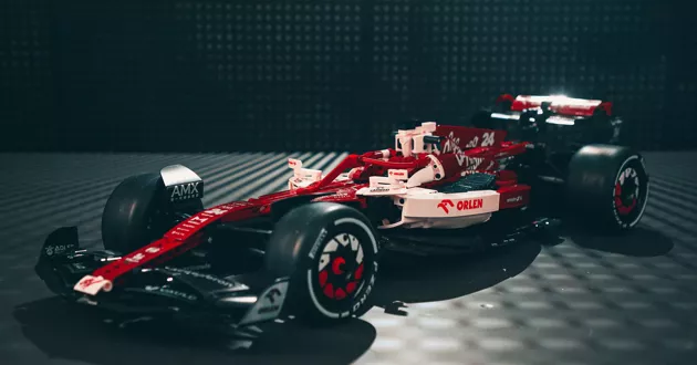 OUTLET Klocki Konstrukcyjne CaDA Alfa Romeo Formuła 1 Team Orlen Samochód wyścigowy czerwony 1868 elementów USZKODZONE OPAKOWANIE