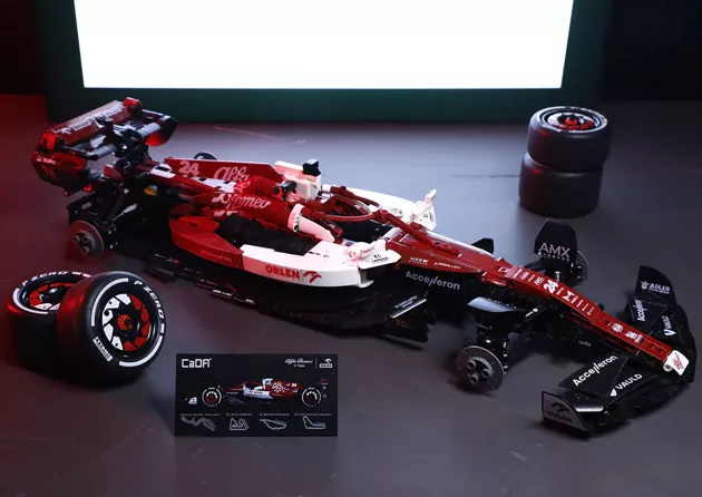 OUTLET Klocki Konstrukcyjne CaDA Alfa Romeo Formuła 1 Team Orlen Samochód wyścigowy czerwony 1868 elementów USZKODZONE OPAKOWANIE